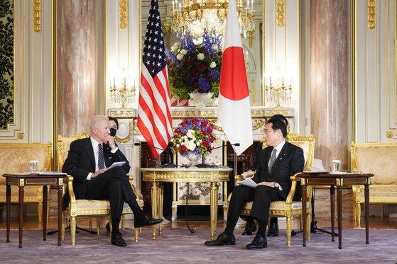 조 바이든 미국 대통령과 기시다 후미오 일본 총리가 23일 오전 일본 도쿄 영빈관에서 회담하는 모습. 연합뉴스.