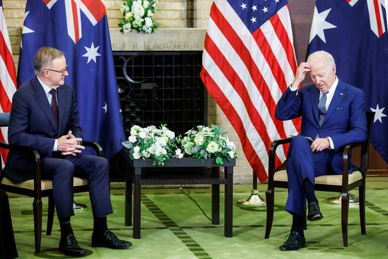 조 바이든 미국 대통령(오른쪽)과 앤서니 앨버니지 호주 총리가 24일 회담하고 있다. 로이터=연합뉴스