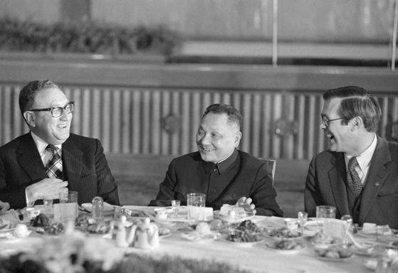 1974년 11월 베이징에서 헨리 키신저 국무장관(맨 왼쪽) 중국 국무원 부총리이던 덩샤오핑(가운데), 국방부 장관을 두 번이나 지낸 도널드 럼스펠드. AP=연합뉴스