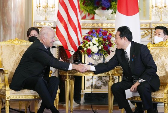 지난 23일 일본 도쿄 영빈관에서 정상회담을 가진 조 바이든 미국 대통령과 기시다 후미오 일본 총리. [연합뉴스]