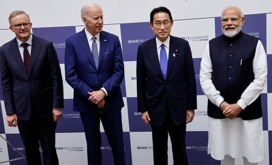 24일 일본 도쿄에서 열린 쿼드 정상회의에 참석한 4개국 정상들. 왼쪽부터 앤서니 앨버니지 호주 총리, 조 바이든 미국 대통령, 기시다 후미오 일본 총리, 나렌드라 모디 인도 총리. [로이터=연합뉴스]