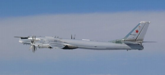24일 KADIZ에 침입한 러시아의 전략폭격기 Tu-95. 사진 일본 방위성