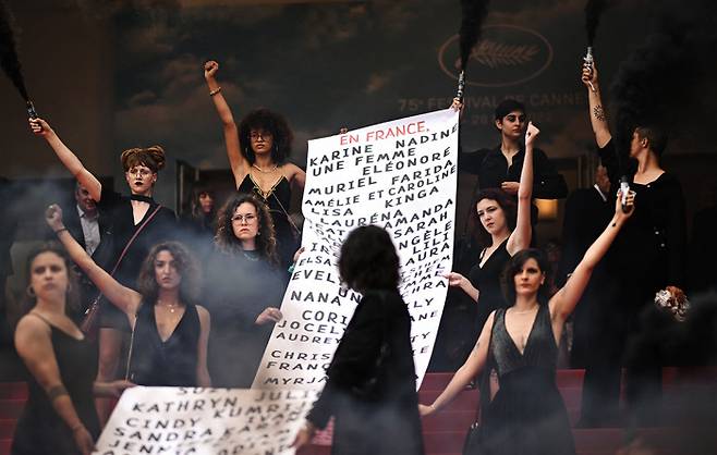 프랑스 페미니스트 단체 ‘Les Colleuses’ 일원들이 22일(현지시간) 열린 제75회 칸 국제영화제 레드카펫에서 ‘페미사이드(여성살해)’ 피해자들을 추모하는 퍼포먼스를 선보였다. AFP연합뉴스