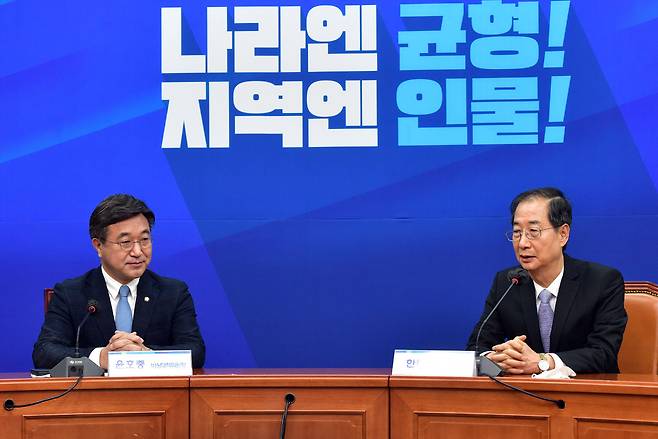 Prime Minister Han Duck-soo (right) talks with Yun Ho-jung, co-chair of the main opposition Democratic Party of Korea’s interim leadership committee, during their meeting at the National Assembly in Seoul, Tuesday. (Yonhap)
