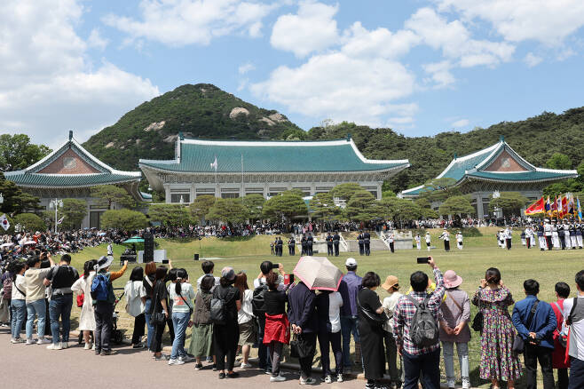 Visitors wait in line to enter the former presidential office, Cheong Wa Dae, in Jongno-gu, Seoul, on May 15. (Yonhap)