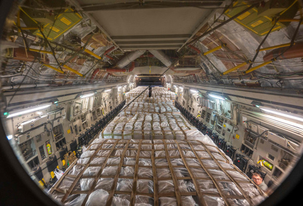 미국 공군 C-17 수송기 글로브마스터3에 네슬레사 분유 약 3만1800㎏이 실려있다. 이 분유는 22일(현지시간) 미국 인디애나에 도착했다. 미국은 코로나19 팬데믹으로 인한 공급부족 사태에 최대 분유 제조사 공장에서 생산된 제품에 대한 오염 가능성이 제기되면서 ‘분유 대란’을 겪고 있다. AFP연합뉴스