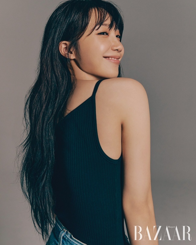 Apink Jung Eun-ji has reported on the latest.Fashion magazine Harpers Bazaar Korea released some interviews with the June issue of Apink Jung Eun-ji on May 24th.Jung Eun-ji in the public picture showed a simple charm with a natural hair and a solid body line in makeup as if it were not decorated.In an interview that followed the filming, Jung Eun-ji said, My friends are similar in their attitude to the life of the life-cake Earth in the original teabing movie The Drunk City Girls last year. When I live, I will find 18 or 19 whale whales in the square (laughing).It was a fun character to make.As for the OCN drama Blind, which was confirmed to appear, It is a social worker who is caught up in an incident.I hope you will pay attention to the logline of this work, Did not you really see it? He said, I am a spoiler when I say something because it is a complicated character.When asked what kind of 30s they dreamed of, he said, I am glad that I have spent the last 20s with a lot of trouble and the beginning of my 30s busy. I want to find a way to spend empty time.Meanwhile, Jung Eun-ji is a member of the group Apink, which celebrated its 11th anniversary this year, and has been loved by the public with numerous hits such as Mr.Chu, LUV, and Dumhdurum, and showed off her strong K-pop representative girl group power through her 10th anniversary special album HORN (hon) in February.