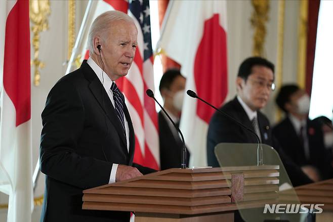 [도쿄=AP/뉴시스] 조 바이든 미국 대통령이 23일 도쿄에서 미일 정상회담이 끝난 뒤 열린 공동 기자회견에서 대답하고 있다. 2022.05.23