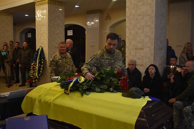 [서울=뉴시스] 지난 18일(현지시간) 우크라이나 서부 빈니차에서 지난 14일 우크라이나 동부 자포리자 지역에서 전투 중 사망한 세르히 파르호멘코(25) 대위의 장례식이 거행되고 있다. (사진=우크라이나 군사정보 홈페이지 갈무리) 2022.05.24. *재판매 및 DB 금지