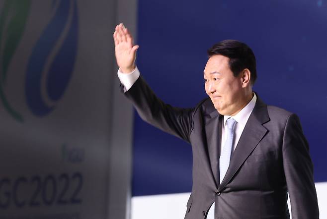 윤석열 대통령이 24일 대구 엑스코에서 열린 2022대구세계가스총회(WGC)에서 축사를 마친 뒤 인사하고 있다. ⓒ연합뉴스