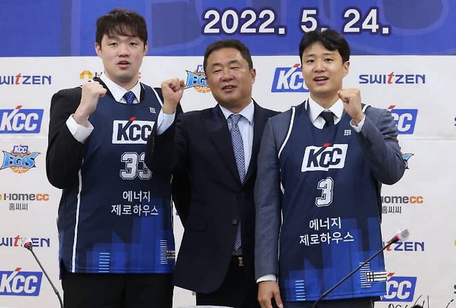 KCC와 FA 계약을 체결한 이승현(왼쪽)과 허웅(오른쪽)이 24일 입단식에서 새 유니폼을 입고 전창진 감독과 함께 파이팅을 외치고 있다. 연합뉴스