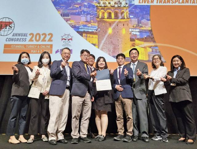 홍서영 임상강사(멘티, 오른쪽 다섯 번째), 홍석균 교수(멘토, 오른쪽 네 번째) 등 관계자들이 기념촬영을 하고 있다.