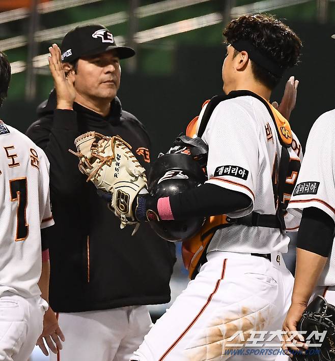 2022 KBO리그 한화 이글스와 두산 베어스의 경기가 25일 한화생명이글스파크에서 열렸다. 경기에서 14대1로 승리한 한화 선수들이 기뻐하고 있다. 대전=박재만 기자 pjm@sportschosun.com/2022.05.25/