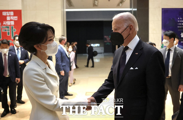 지난 21일 새롭게 선보인 올림머리를 한 김건희 여사가 조 바이든 대통령과 인사를 하고 있다. /대통령실 제공