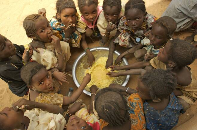식량난에 시달리는 아프리카 어린이들. /트위터 캡처