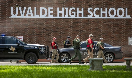 미국 텍사스주 유밸디시내 롭 초등학교에서 무차별 총기난사로 24 일(현지시간) 학생 14명 교사 1명이 숨진 뒤 경찰이 현장을 통제하고 있다. [AP=연합뉴스]
