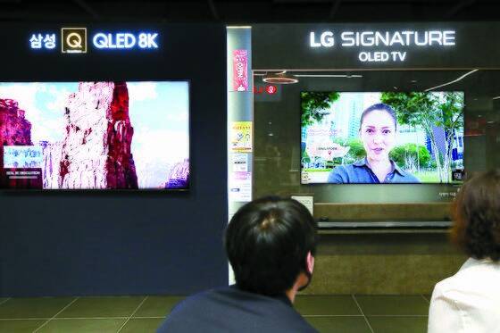 삼성전자의 QLED TV와 와 LG전자의 OLED TV 가 나란히 전시돼 있다. [연합뉴스]
