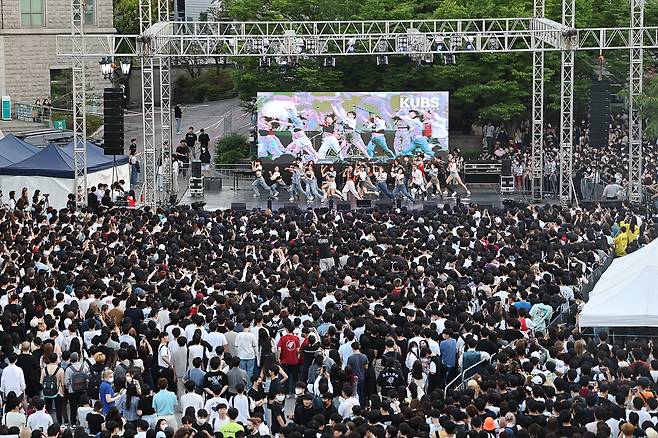 지난 24일 오후 서울 성북구 고려대학교에서 열린 2022 고려대 대동제에서 학생들이 공연을 보고 있다. [연합뉴스]