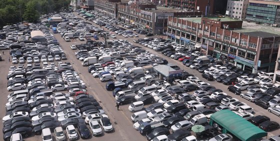서울 장안평 중고차 매매시장에 차량들이 빽빽하게 주차돼 있다. [연합뉴스]