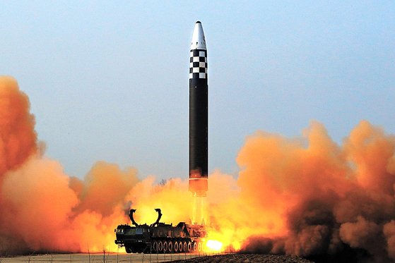 북한은 25일 대륙간탄도미사일(ICBM)을 포함 3발의 미사일을 발사하는 무력 도발을 재개했다. [연합뉴스]