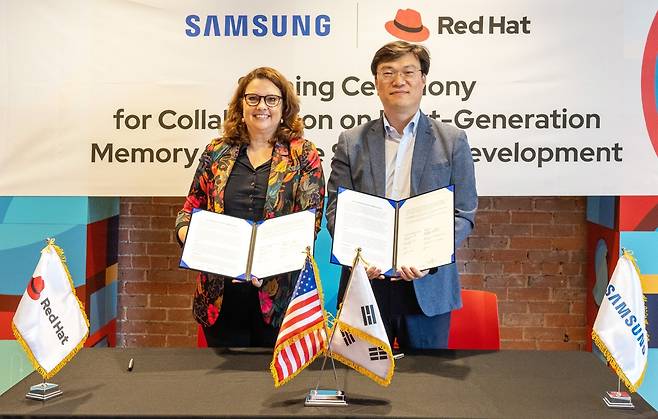 Marjet Andriesse, senior vice president and head of Red Hat Asia Pacific (left) and Bae Yong-cheol, executive vice president and head of the memory application engineering team at Samsung Electronics pose for a photo at a signing ceremony earlier in May. (Samsung Electronics)