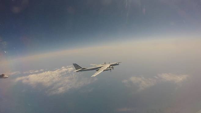 A Russian fighter jet escorts a group of Russian and Chinese aircraft on Tuesday in a joint patrol mission carried out over the East Sea and the East China Sea, in this photo taken from the video created by the Russian Defense Ministry. (Yonhap)