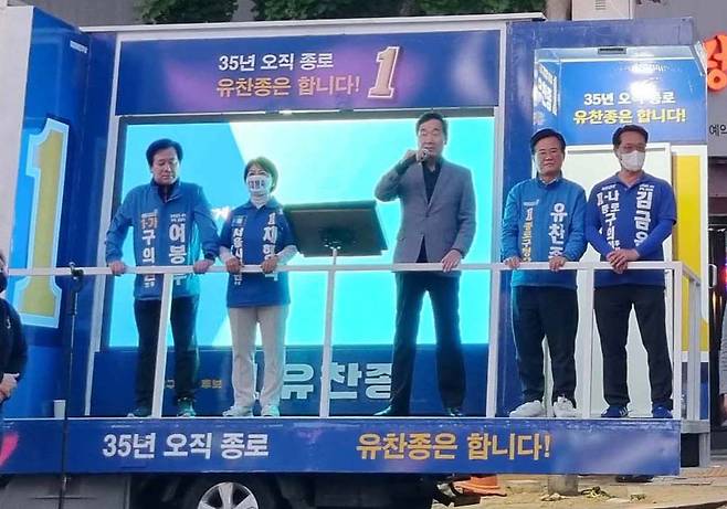 이낙연(가운데) 전 더불어민주당 대표가 지난 24일 서울 종로구 경복궁역에서 지원 유세를 하고 있다. 손우성 기자