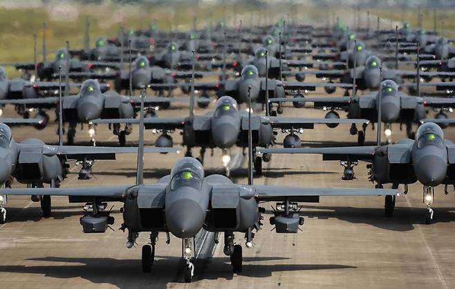 [서울=뉴시스] 공군은 24일 북한 도발 징후를 사전에 포착하고 지속 추적하면서 실제 발사에 대비해 F-15K 전투기 30여대로 엘리펀트 워크(Elephant Walk) 훈련을 했다. 엘리펀트 워크 훈련은 다수 전투기가 최대 무장을 장착하고 밀집 대형으로 이륙 직전 단계까지 지상 활주하는 훈련이다. (사진=합동참모본부 제공) 2022.05.25. photo@newsis.com *재판매 및 DB 금지