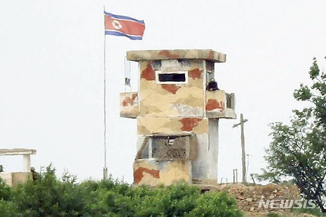 [파주=뉴시스] 최동준 기자 = 25일 경기 파주시 접경지역에서 바라본 북한 개풍군에 북한군이 초소에 기대 남측을 바라보고 있다. 2022.05.25. photocdj@newsis.com