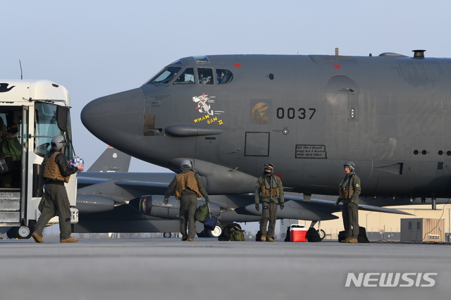 [미노트/미공군·AP=뉴시스] 미국 노스다코타주 미노트 공군기지에서 6일(현지시간) B-52 폭격기가 중동 출격을 준비하고 있다. 2021.03.08.