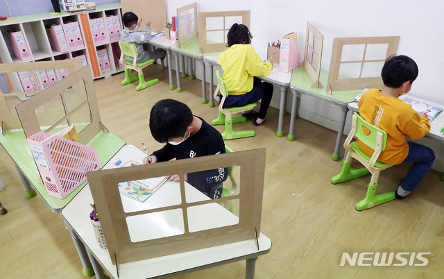 [서울=뉴시스] 초등학교 1학년들이 책상에 앉아 공부를 하고 있다. (사진=뉴시스 DB). photo@newsis.com