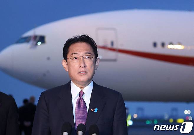 기시다 후미오 일본 총리가 2일(현지시간) 영국 글래스고에서 열리는 유엔 기후변화 협약 당사국 총회(COP26)에 참석하기 위해 도쿄 하네다 공항을 출발하기 앞서 취재진을 만나고 있다. © AFP=뉴스1 © News1 우동명 기자