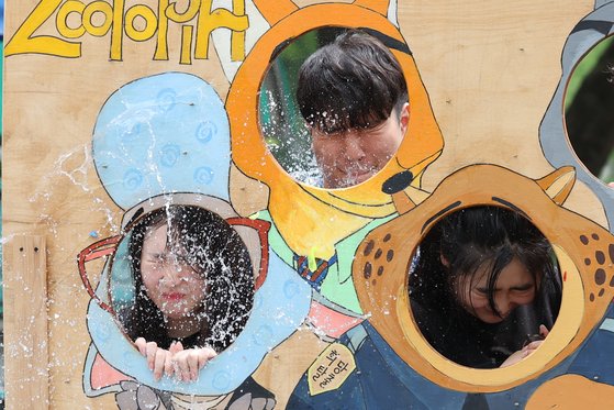 25일 오후 대학 축제가 열리고 있는 서울 동대문구 경희대 캠퍼스에서 학생들이 물풍선 던지기를 하며 3년 만에 돌아온 대면 축제를 즐기고 있다. 연합뉴스