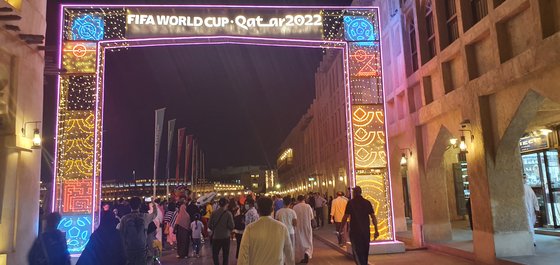카타르 전통 시장 수크 와키프. 월드컵을 알리는 조명이 벌써 화려하다. 박린 기자