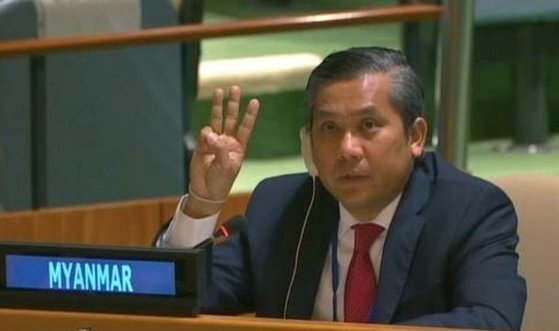 초 모에 툰 유엔 주재 미얀마 대사가 지난해 2월 26일(현지시간) 미국 뉴욕의 유엔 총회에서 쿠데타를 비판하며 국제사회 지지를 호소하는 성명을 낭독한 뒤 저항의 상징인 '세 손가락 경례'를 하고 있다.[로이터]