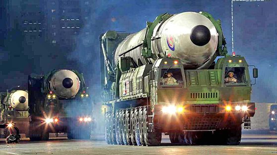 북한이 지난달 25일 조선인민혁명군 창건 90주년을 기념에 진행한 열병식에서 공개한 대륙간탄도미사일(ICBM) '화성-17형'의 모습. 노동신문, 뉴스1