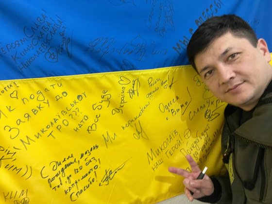 고려인 4세인 우크라이나 미콜라이우주 비탈리 김 주지사가 지난 3월 우크라이나 국기 앞에서 기념사진을 찍었다. 비탈리 김 주지사 텔레그램