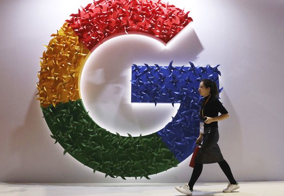 2018년 11월 5일 상하이에서 열린 중국국제수입박람회에서 한 여성이 구글의 로고를 지나가고 있다. AP=연합뉴스