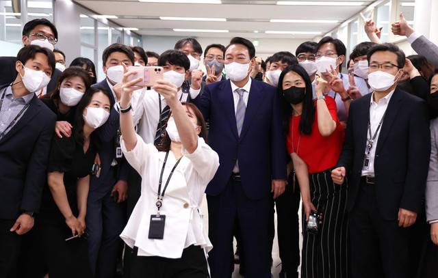 ▲ 윤석열 대통령이 26일 오전 세종시 정부세종청사에서 열린 국무회의를 마친 뒤 청사를 둘러보며 직원들과 기념촬영을 하고 있다. 연합뉴스