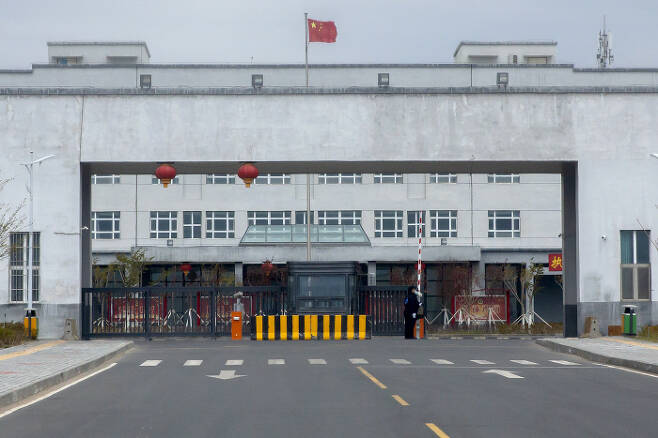 2021년 4월 23일 중국 신장위구르자치구 다반청 우루무치 제3구치소 바깥 출입구에 경찰관들이 서 있다. /AP통신