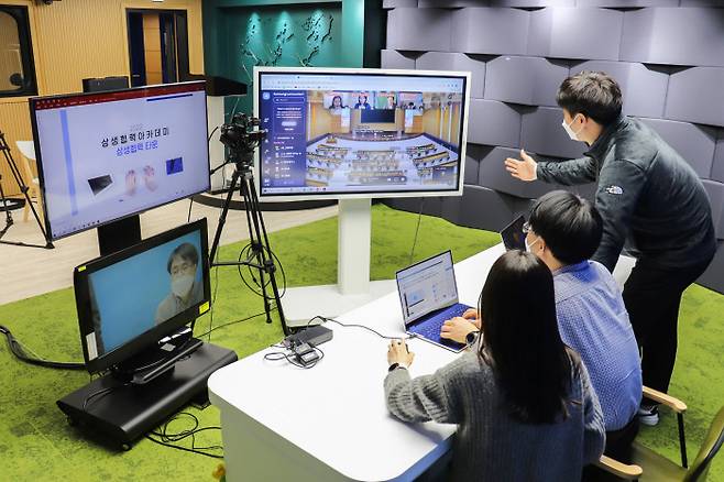 경기 수원시 삼성전자 상생협력아카데미에서 2022 협력회사 신입사원 입문교육이 메타버스를 활용한 실시간 비대면 교육으로 실시되고 있다.