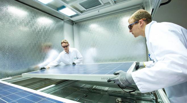 한화큐셀 독일 현지 공장 기술진들이 기술혁신센터에서 태양광 모듈 품질 테스트를 하고 있다.