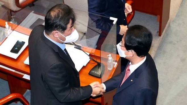 국회 예산결산특별위원회 여당 간사인 국민의힘 류성걸 의원(오른쪽)과 야당 간사인 더불어민주당 맹성규 의원이 악수를 나누고 있다. 사진=연합뉴스