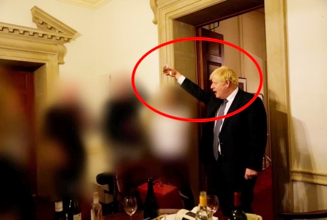 보리스 존슨 영국 총리가 코로나19 봉쇄 중이던 2020년 11월 13일 총리실에서 개최된 공보국장 송별파티에 참석해서 술잔을 들어 올리는 모습의 사진이 파티게이트 보고서에 공개됐다