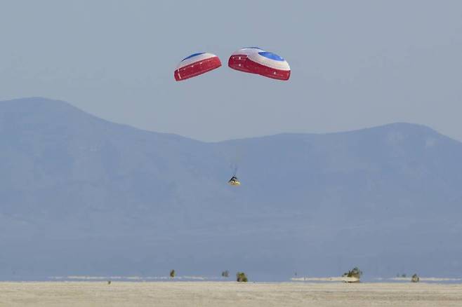 스타라이너가 낙하산에 매달려 화이트샌즈 사막에 착지하는 장면  [NASA 제공/ 재판매 및 DB 금지]