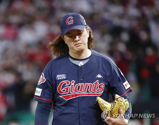 김원중 2실점 후 강판 (인천=연합뉴스) 김상연 기자 = 26일 인천 SSG 랜더스필드에서 열린 프로야구 SSG 랜더스와 롯데 자이언츠의 경기. 7회말 SSG 공격 2사 만루 상황에서 롯데 김원중이 연속 밀어내기 볼넷으로 2실점한 뒤 마운드에서 내려가고 있다. 2022.5.26 goodluck@yna.co.kr