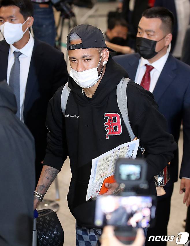 브라질 축구대표팀의 '슈퍼스타' 네이마르(파리 생제르맹)이 대한민국과의 평가전을 위해 26일 오후 인천국제공항 제1터미널을 통해 입국하고 있다. 대한민국과 브라질의 경기는 오는 6월 2일 서울월드컵경기장에서 열린다. 2022.5.26/뉴스1 © News1 김진환 기자