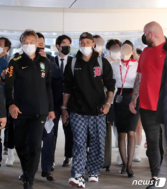 브라질 축구대표팀의 '슈퍼스타' 네이마르(파리 생제르맹)이 대한민국과의 평가전을 위해 26일 오후 인천국제공항 제1터미널을 통해 입국 후 코로나19 검사센터로 향하고 있다. 대한민국과 브라질의 경기는 오는 6월 2일 서울월드컵경기장에서 열린다. 2022.5.26/뉴스1 © News1 김진환 기자