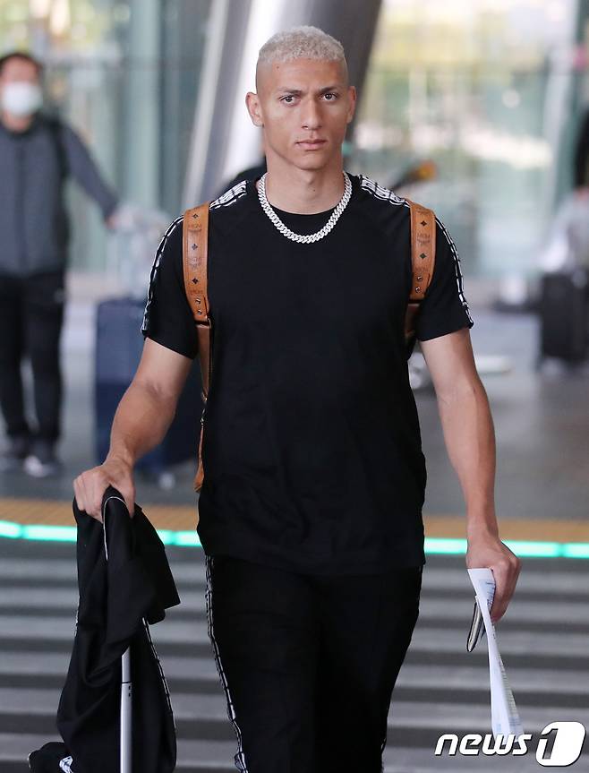 브라질 축구대표팀의 히샬리송(에버튼)이 대한민국과의 평가전을 위해 26일 오후 인천국제공항 제1터미널을 통해 입국하고 있다. 대한민국과 브라질의 경기는 오는 6월 2일 서울월드컵경기장에서 열린다. 2022.5.26/뉴스1 © News1 김진환 기자