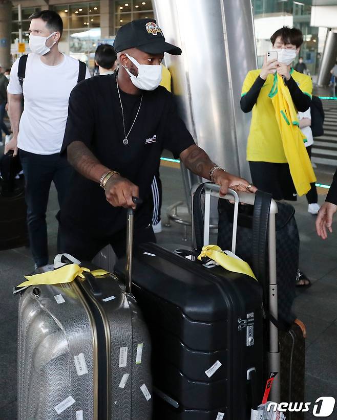 브라질 축구대표팀의 프레드(맨체스터 유나이티드)가 대한민국과의 평가전을 위해 26일 오후 인천국제공항 제1터미널을 통해 입국하고 있다. 대한민국과 브라질의 경기는 오는 6월 2일 서울월드컵경기장에서 열린다. 2022.5.26/뉴스1 © News1 김진환 기자